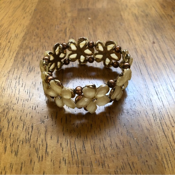Pretty Bracelet with Flower Design - Picture 4 of 5